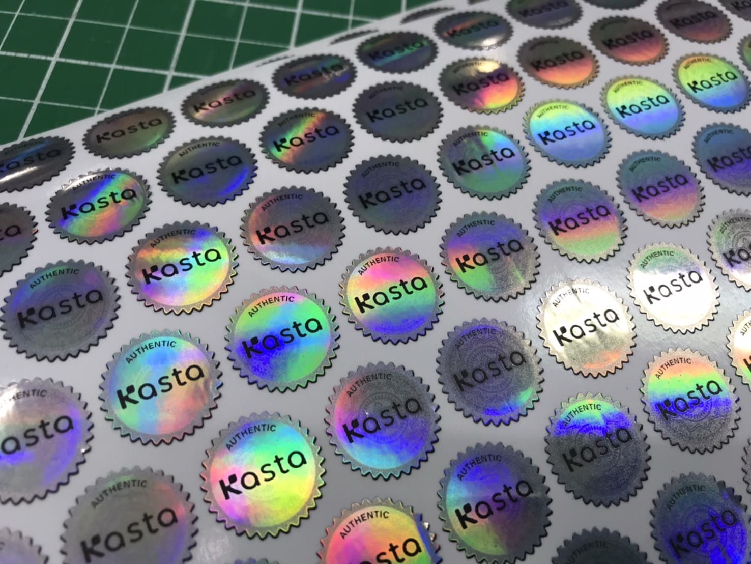 สติ๊กเกอร์โฮโลแกรมไดคัทติดอุปกรณ์